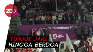 Rupa-rupa Ekspresi Jokowi saat Dukung Ginting dari Tribun