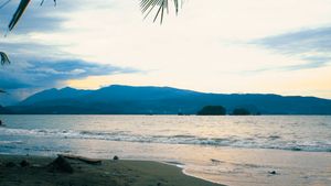 Cerita Senja di Pantai Holtekamp 