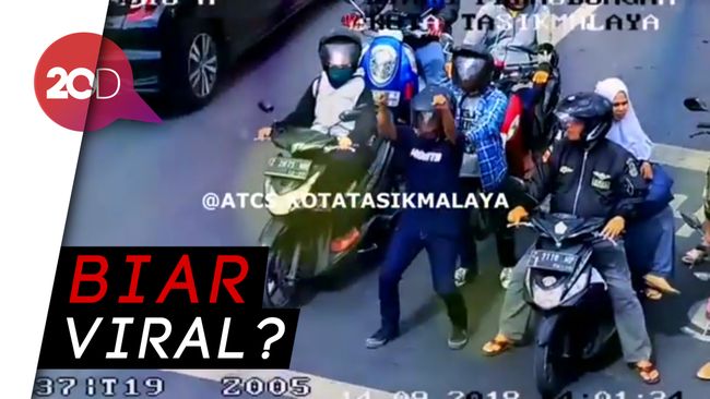 Sudah Pakai  Helm  Eh Dua Orang  Ini Malah Lupa Bawa Motor