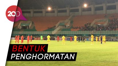 Timnas U-19 dan China Mengheningkan Cipta untuk Haringga 