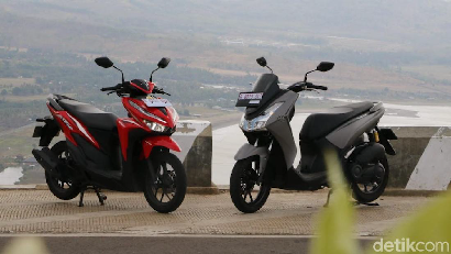 Adu Ketangguhan Honda Vario 125 vs Yamaha Lexi