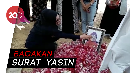 Tangis Roro Fitria Pecah di Pusara Ibunda Tangis Roro Fitria Pecah di Pusara Ibunda