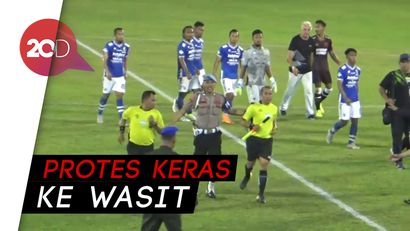 Pertandingan PSM Vs Persib Berakhir Ricuh