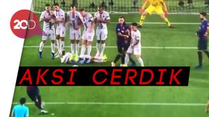 Saat Tendangan Bebas Suarez Dihalau Pantat Brozovic