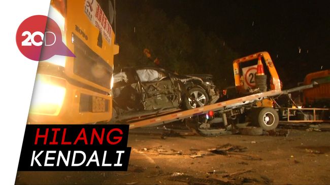  Truk Tabrak Antrean Mobil di Pintu Tol China 14 Tewas