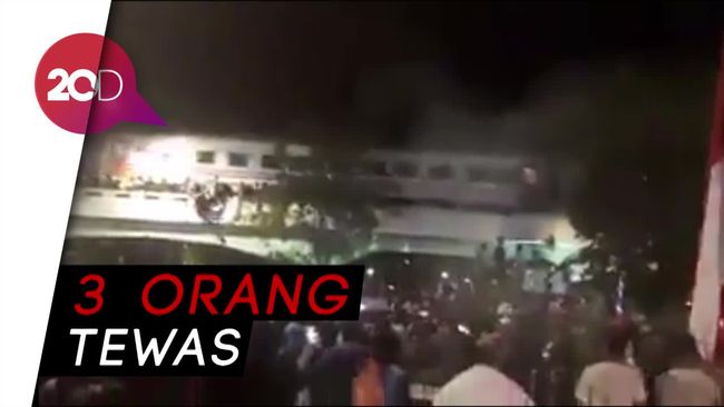 Ngeri Saat Penonton Drama Surabaya Membara Jatuh Dari Viaduk