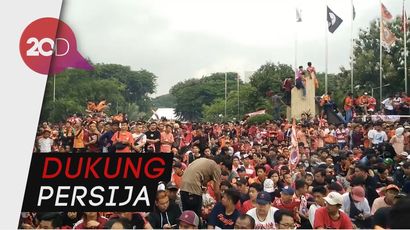 Sorak Sorai Jakmania Nobar di Halaman Kemenpora
