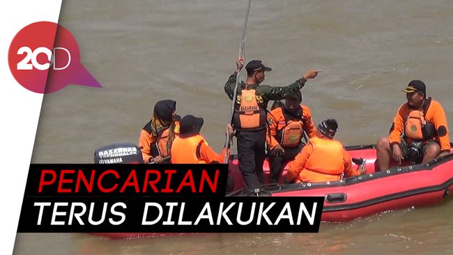 Mobil Nyebur di Sungai Brantas 3 Penumpang Hilang Mobil Nyebur di Sungai Brantas 3 Penumpang Hilang