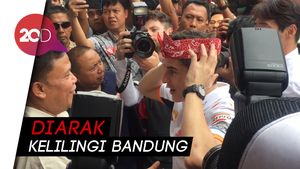 Pakai Bandros ke Gedung Sate, Marquez Diberi Iket Sunda