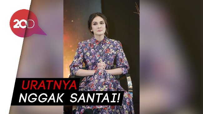 Luna Maya Menghayati Banget Nyanyi Lagu Galau Curhat Luna Maya Menghayati Banget Nyanyi Lagu Galau Curhat