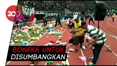 Hujan Boneka di Gelora Bung Tomo