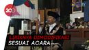 Mantap! Aksi Rektor ITS Nyanyikan Lagu Selow di Acara Wisuda Mantap! Aksi Rektor ITS Nyanyikan Lagu Selow di Acara Wisuda