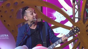 Pongki Tampil Energik Nyanyikan Lagu Papa Rock n Roll
