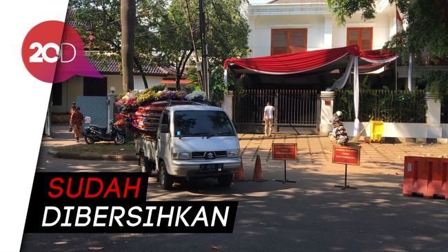 Tak Ada Lagi Karangan  Bunga  Ucapan Selamat di Depan Rumah 