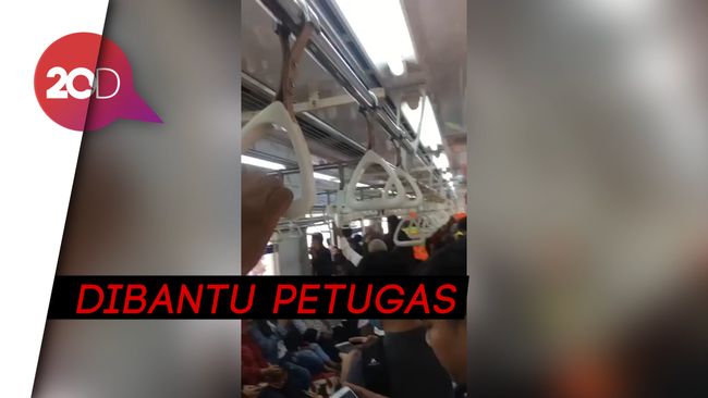 Detik-detik Wanita Melahirkan di Dalam KRL di Stasiun UI Detik-detik Wanita Melahirkan di Dalam KRL di Stasiun UI