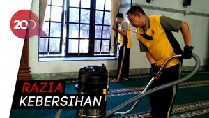 Jelang Ramadan, Polisi di Ponorogo Bersih-bersih Masjid