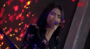 Begini Loh Penampilan Shakira Bawakan Lagu Shallow