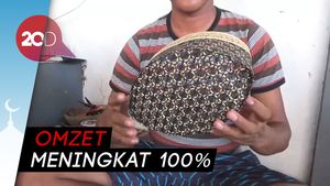 Peci dari Anyaman Bambu Laris Manis di Bulan Ramadan