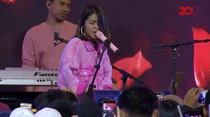 Regina Unjuk Kebolehan, Nyanyi Sambil Main Keyboard