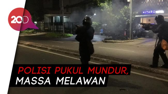 Tegang Saat Polisi Pukul Mundur Massa Di Dekat Bawaslu