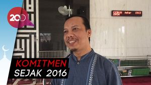 Tekad Andi Jadi Pembersih Karpet Masjid