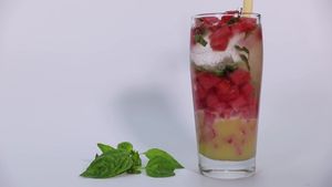 Sensasi Unik Berbuka dengan Es Semangka Basil