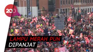Tingkah Gila Liverpudlian Sambut Parade Juara Liverpool