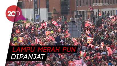 Tingkah Gila Liverpudlian Sambut Parade Juara Liverpool
