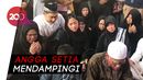 Isak Tangis Dewi Persik Iringi Pemakaman Sang Ayah Isak Tangis Dewi Persik Iringi Pemakaman Sang Ayah