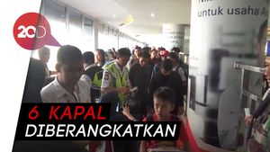 Ribuan Penumpang Padati Pelabuhan Makassar