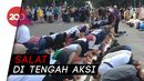Di Tengah Aksi, Massa Pengawal Sidang MK Gelar Salat Berjemaah Di Tengah Aksi, Massa Pengawal Sidang MK Gelar Salat Berjemaah