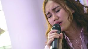 Cari Tahu Keunikan Ayu Ting Ting dan Singlenya Apalah Cinta yuk!