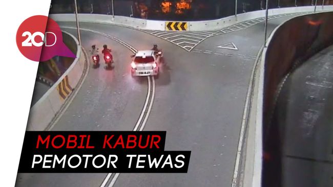 Detik-detik Mobil Tabrak Lari Pemotor di Overpass Solo