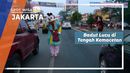 Badut Lucu Hiburan di Tengah Kemacetan, Jakarta Badut Lucu Hiburan di Tengah Kemacetan, Jakarta