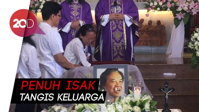 Misa Pelepasan Arswendo Atmowiloto Diiringi Harta Berharga 