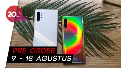 Menggenggam Samsung Galaxy Note 10 yang Berkilau