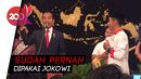 Saat Jokowi Berikan Sepatunya ke Anggota Paduan Suara di Istana Saat Jokowi Berikan Sepatunya ke Anggota Paduan Suara di Istana