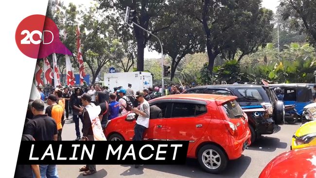Demo Ganjil Genap Massa Taksi Online Markir Di Depan Balai Kota