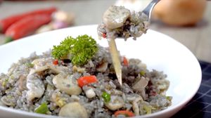 Maknyus! Nasi Goreng Hitam yang Gurih Nendang