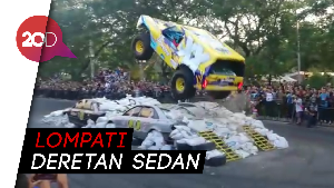 Aksi Gajah Monster Terbang di Parkir Timur Senayan 