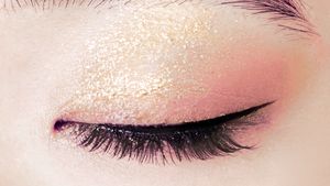 Tips Gold Eye Makeup yang Buat Kamu Tampil Berkilau