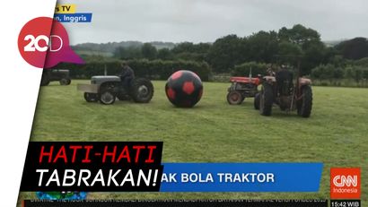 Ada Pertandingan Sepak Bola Raksasa, Mainnya Pakai Traktor!
