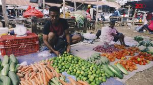 Penjual Sembako dan Sayur Berkeliling Pasar di Rote Demi Sekolah Anak