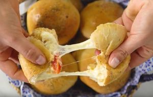 Resep Roti Isi Keju Meleleh yang Menggoda Selera