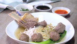 Dobel Lezat dengan Bakso Iga Komplet
