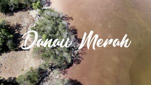 Cantiknya Danau Merah yang Diselimuti Kisah Kelam