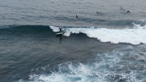 Nikmati Surga Ombak Para Surfer Mancanegara di Kabupaten Simeulue