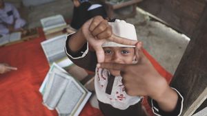 Anak-anak dan Gagdet yang Mati Suri di Desa Malasin
