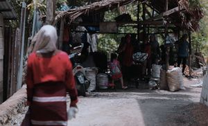 Mantan Nelayan Berdayakan Masyarakat Lewat Usaha Kupas Kelapa
