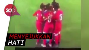 Viral! Pemain Sepakbola Wanita Lindungi Lawan yang Hijabnya Terlepas